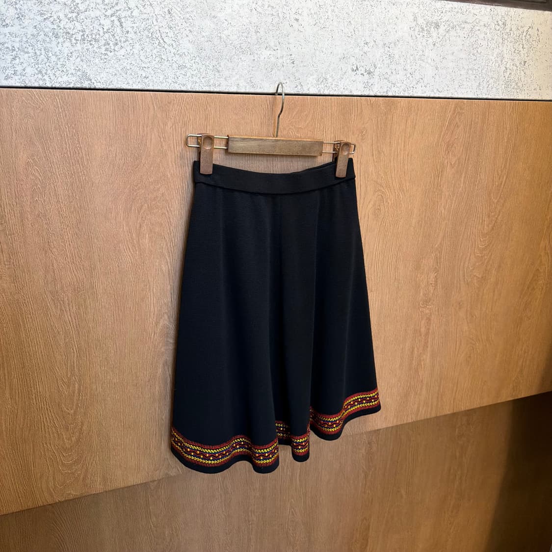 입생로랑 니트 밴딩 미디 스커트 자카드 패턴 라인 배색 디테일 블랙 상품이미지6