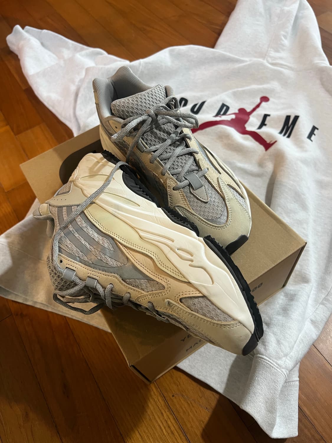 이지부스트 700 v2 크림 290 상품이미지3