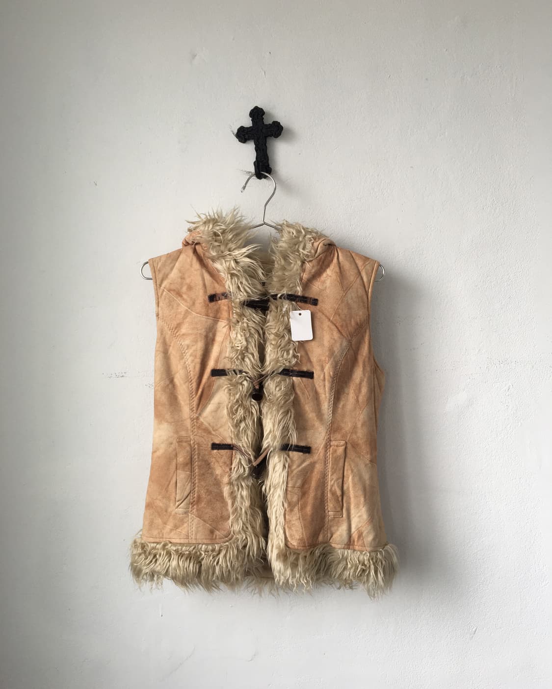 Duffle button fake fur layer hood vest 상품이미지2