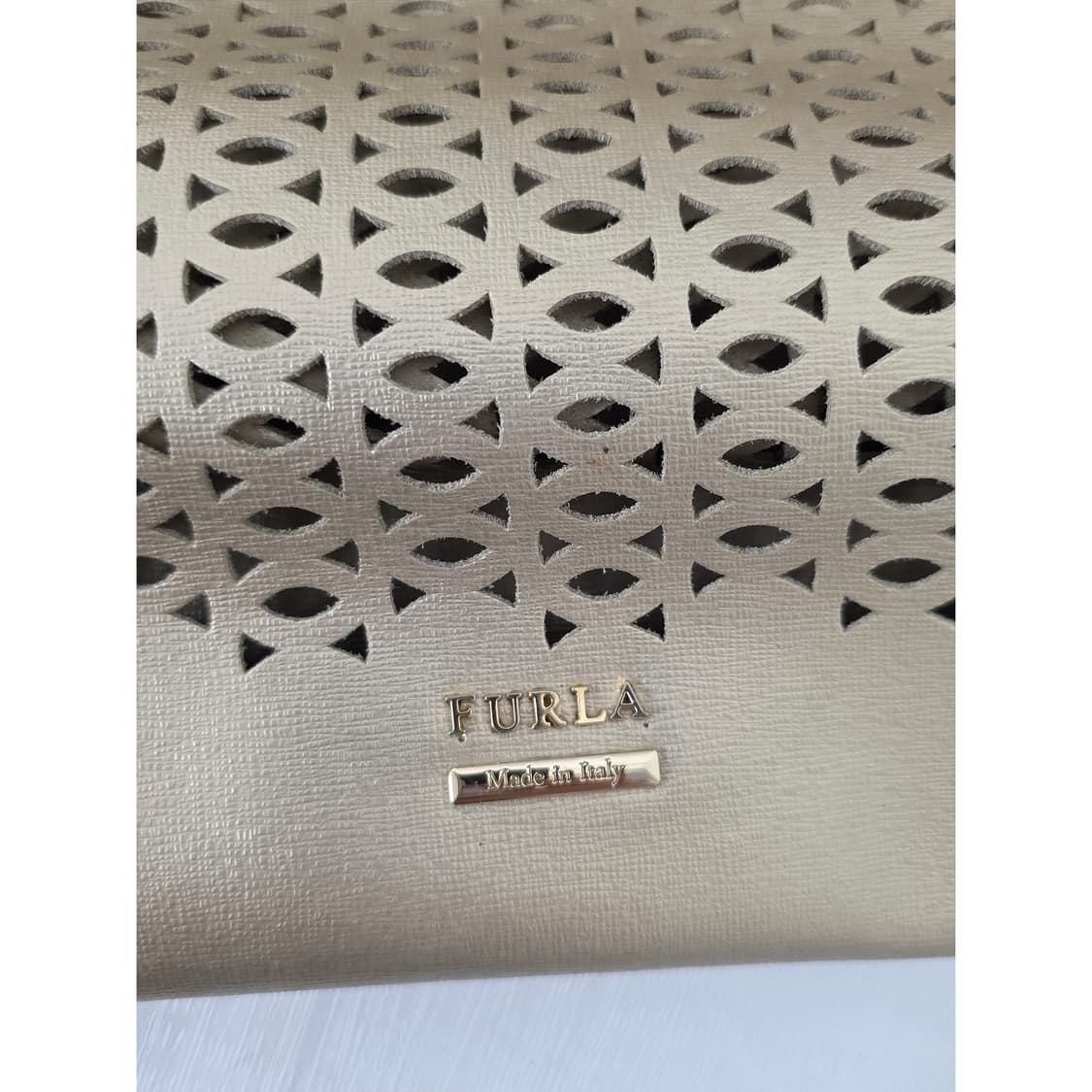 FURLA 훌라 금색 펀칭 숄더백 상품이미지2