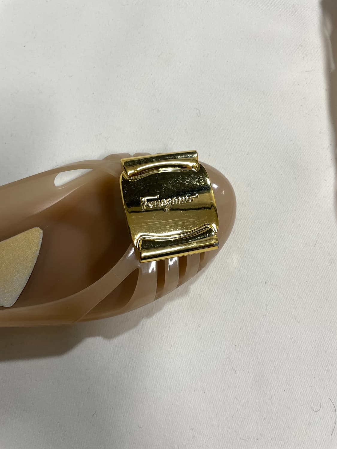 페라가모 골드 플레이트 젤리슈즈 상품이미지3