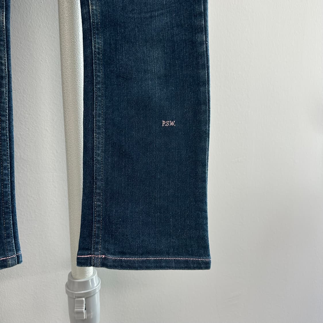 폴스미스 핑크스티치 자수 로고 크롭진 청바지 상품이미지4