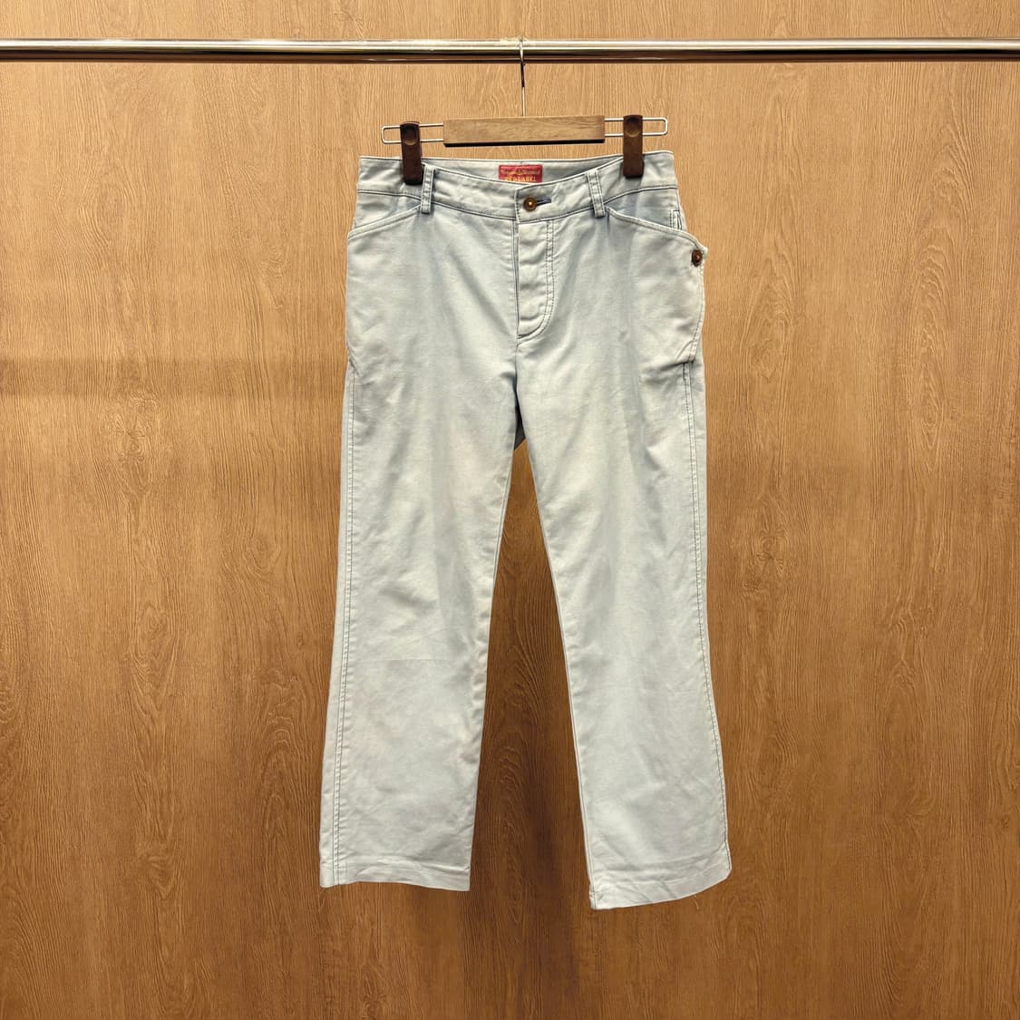 비비안 웨스트우드 코튼 슬림 팬츠 사이드 버튼 포켓 디테일 라이트 블루 상품이미지2