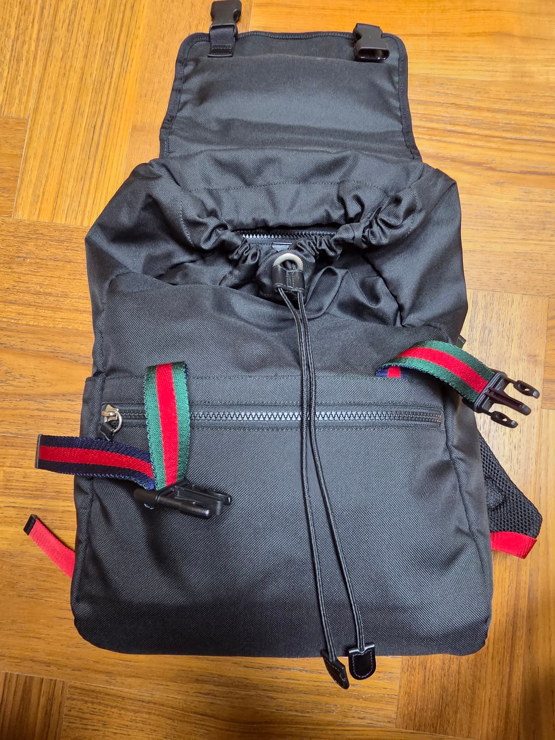 구찌 블랙 삼선 스트랩 백팩 상품이미지5