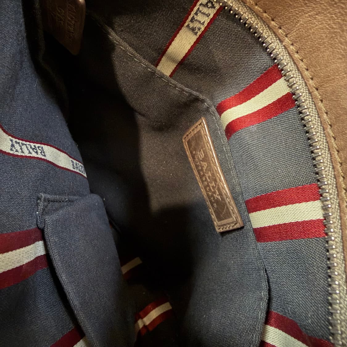 발리 시그니처 스트라이프 크로스백  상품이미지4