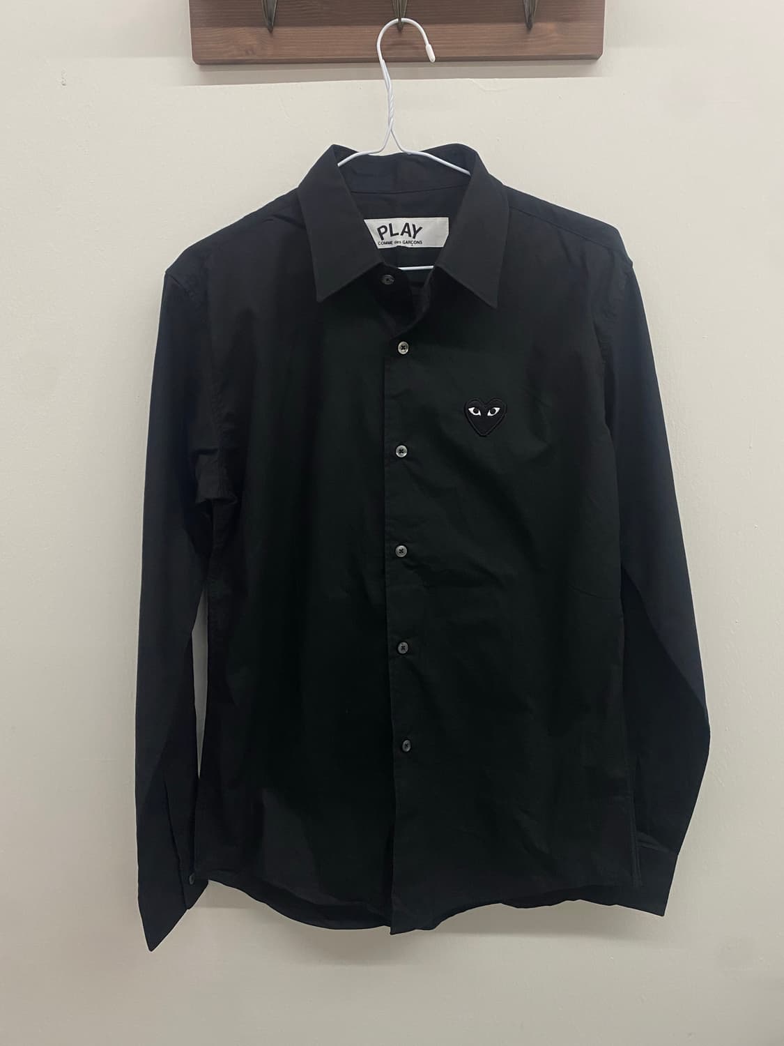 꼼데가르송 플레이 하트 와펜 셔츠 블랙 상품이미지1