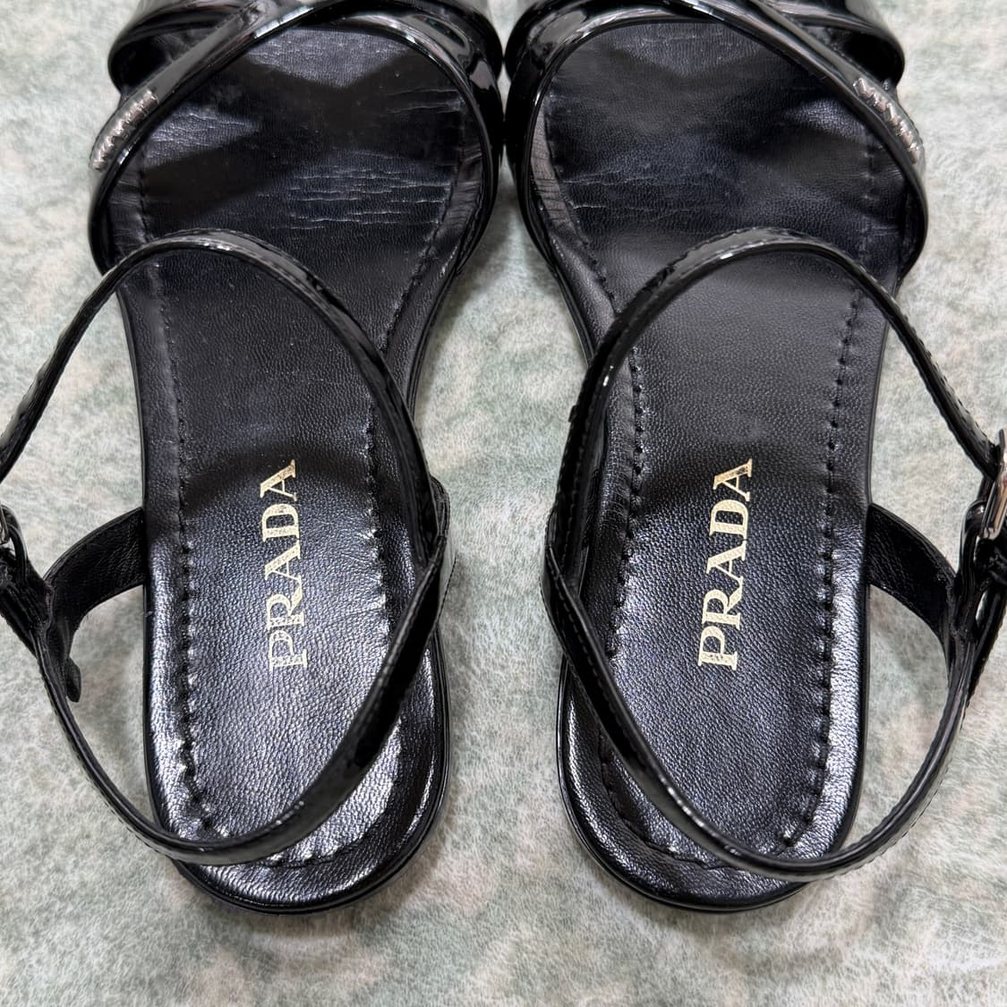 [240mm] PRADA 프라다 에나멜 샌들 상품이미지4