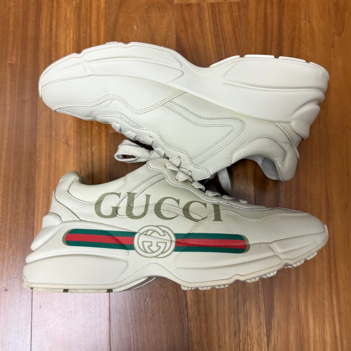 36 (W) 구찌 롸이톤 레더 스니커즈 띠 로고 상품이미지1