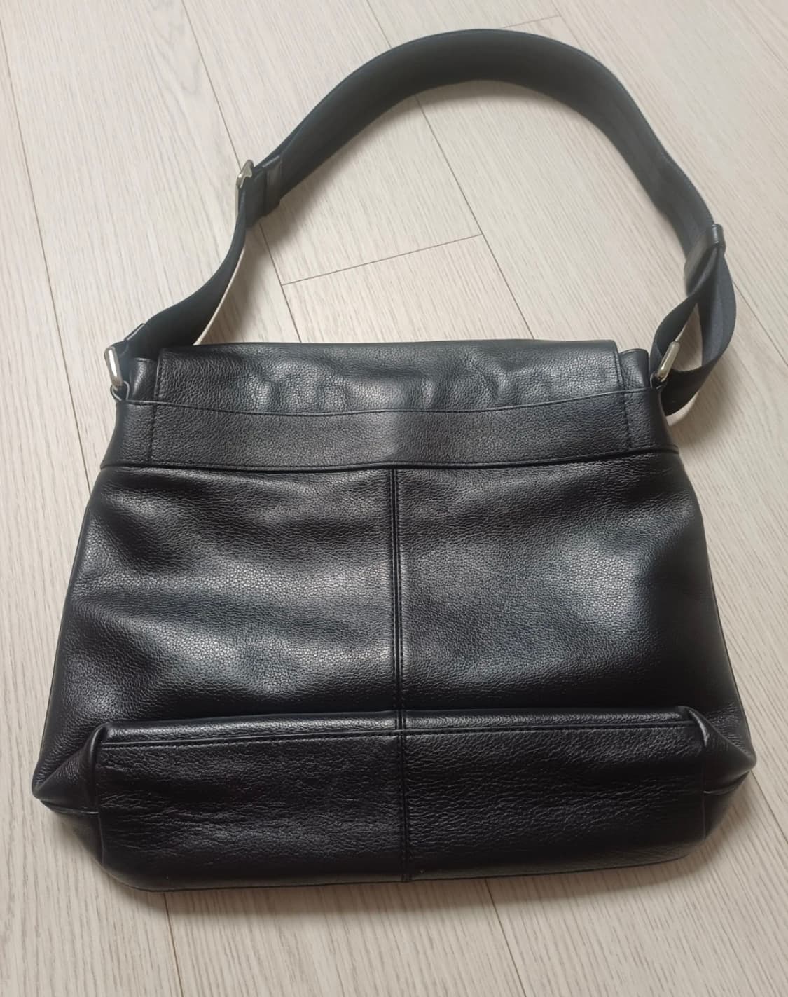 코치 남성 가죽 크로스백 블랙 상품이미지4