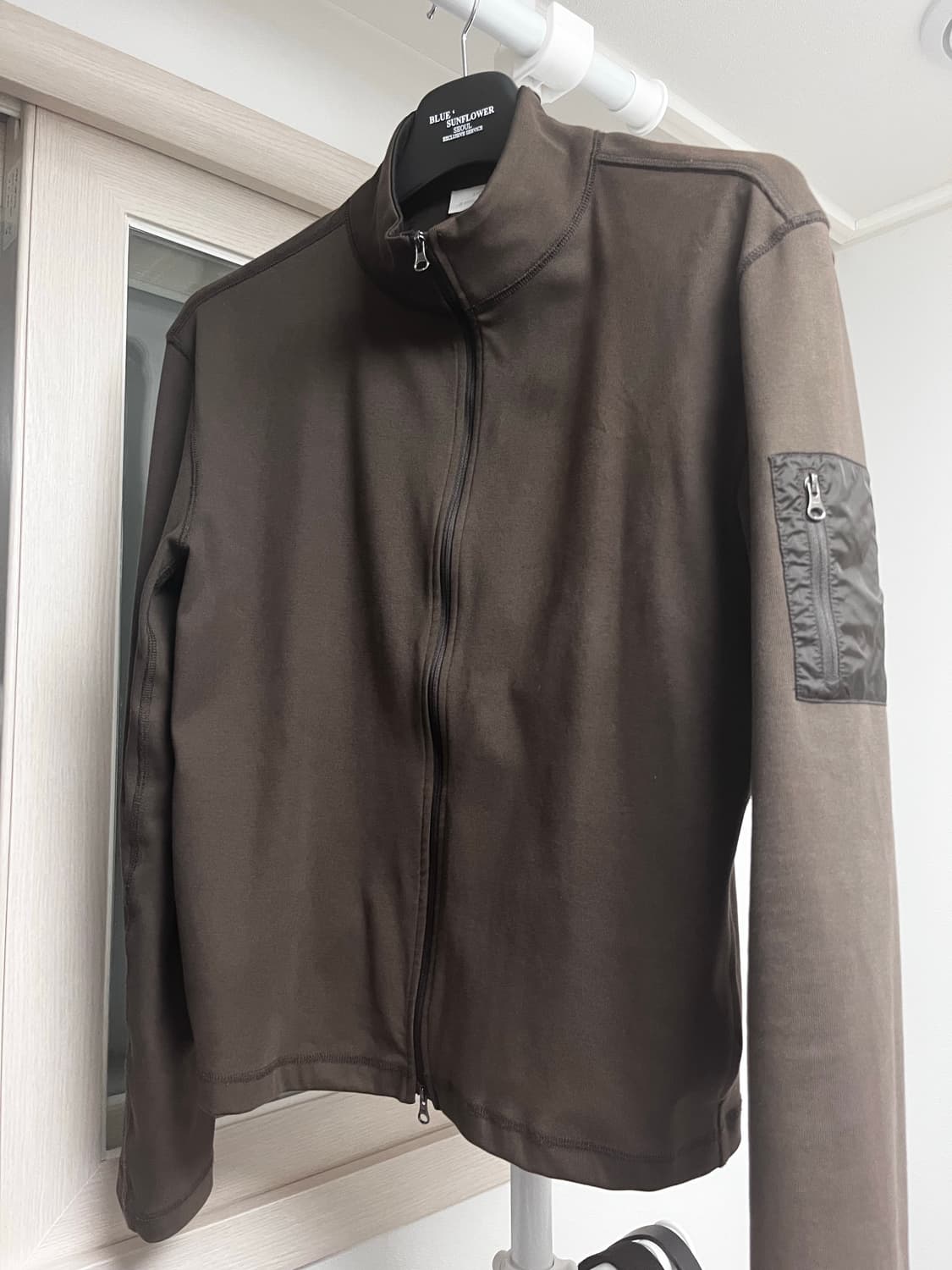 아모멘토 26ss Pocket Zip Up Jumper, Brown 상품이미지1