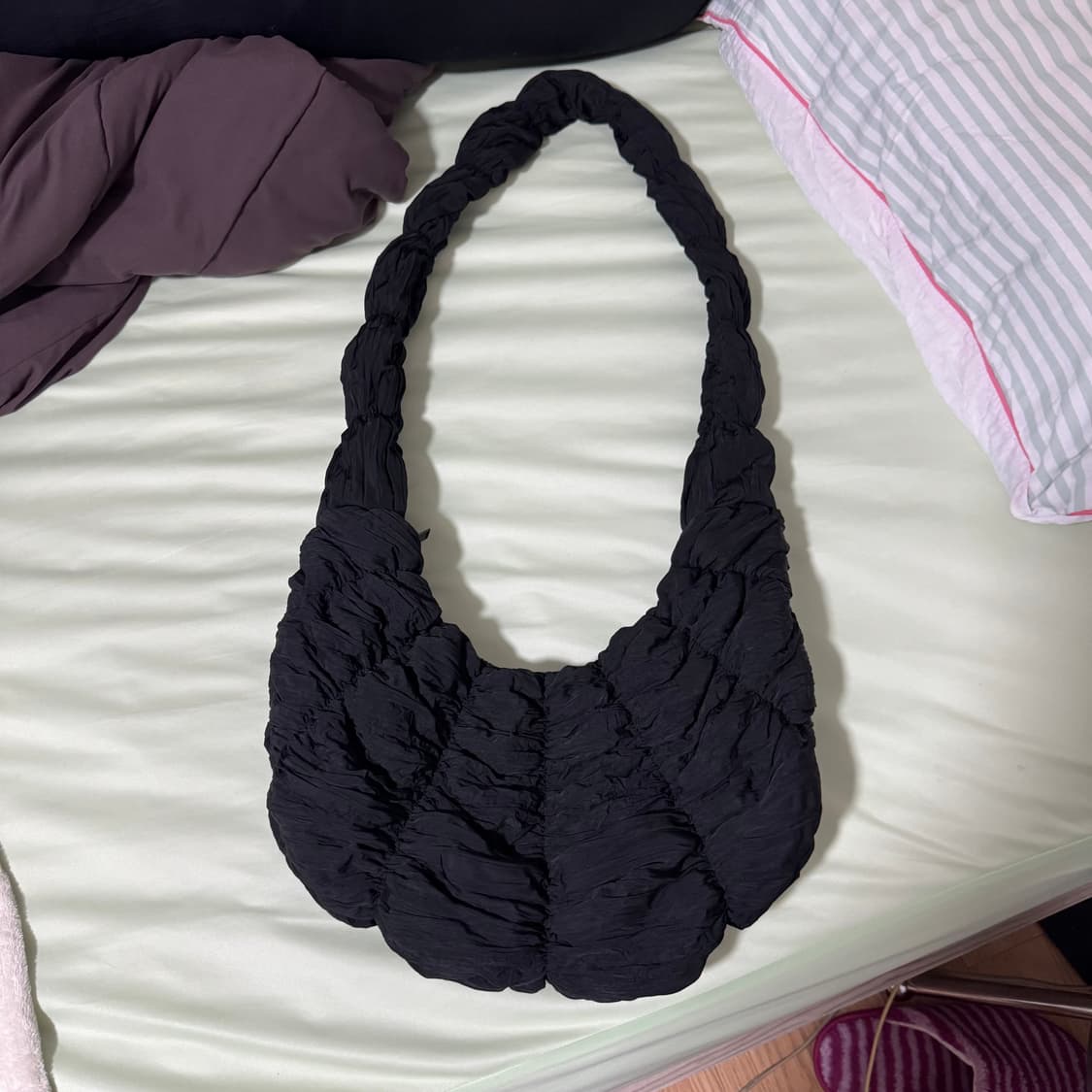 COS 코스 리플 크로스바디백 블랙 상품이미지1