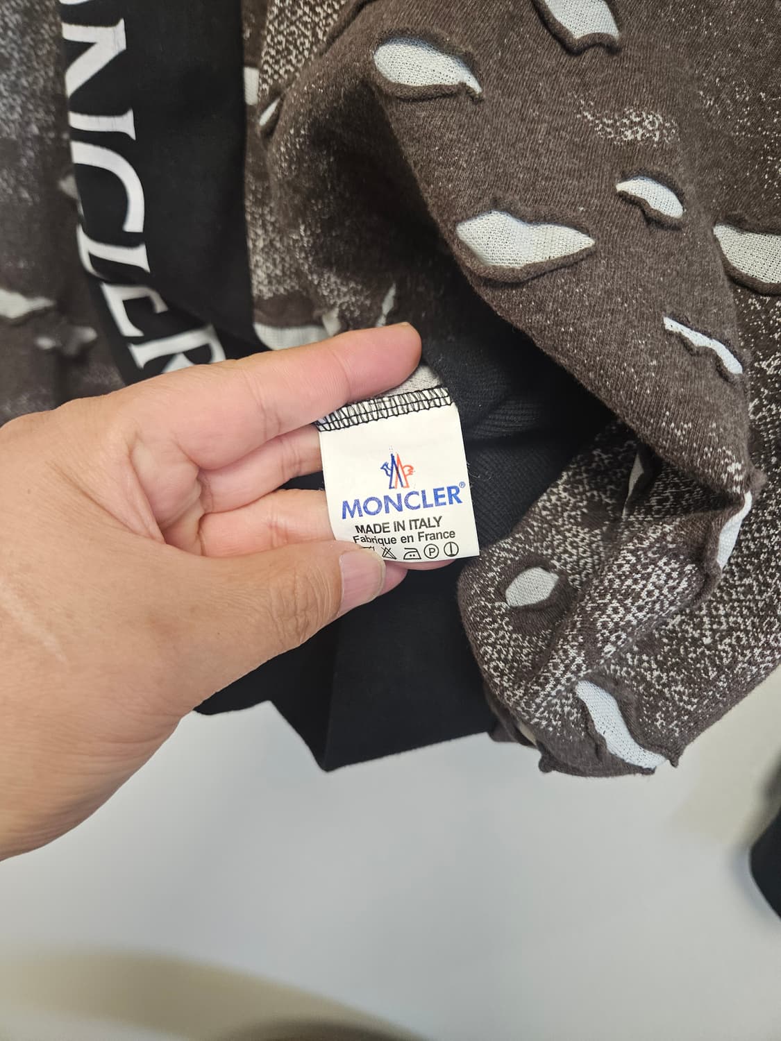 몽클레어 디스트로이드 맨투맨 상품이미지7