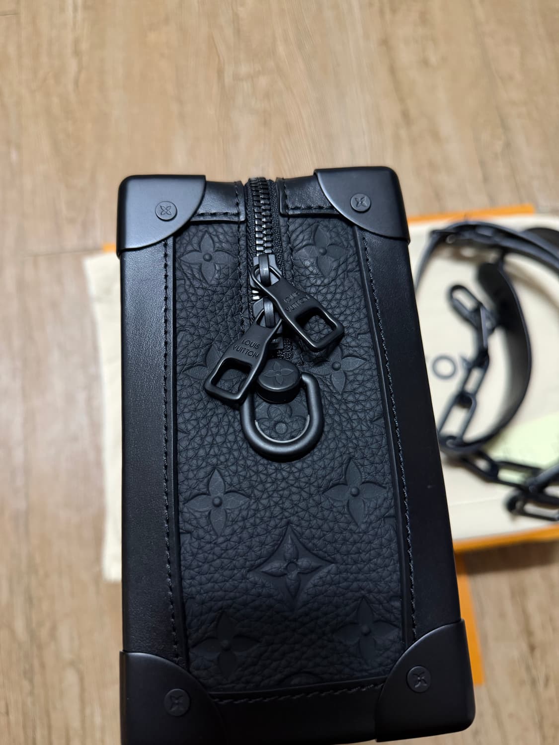 루이비통 소프트 트렁크 버질 아블로 토뤼옹 모노그램 블랙 상품이미지3