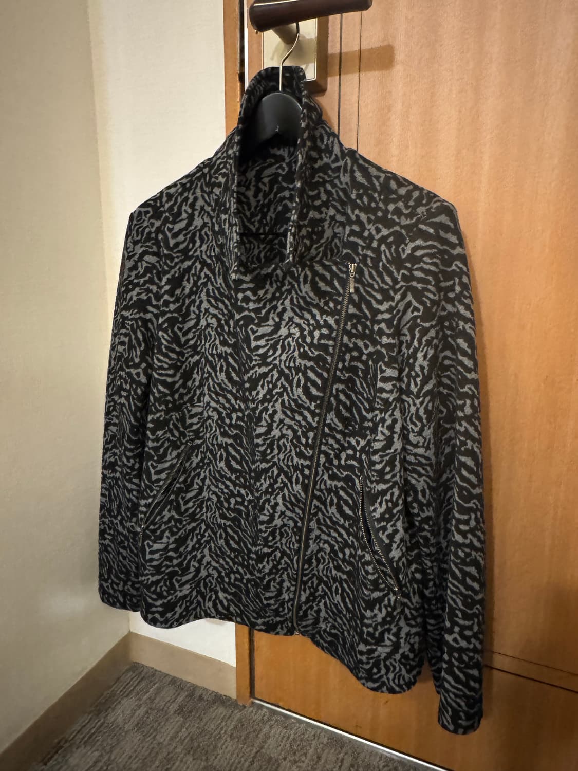 애니멀 프린트 패턴 라이더 비대칭 사선 쟈켓 상품이미지1