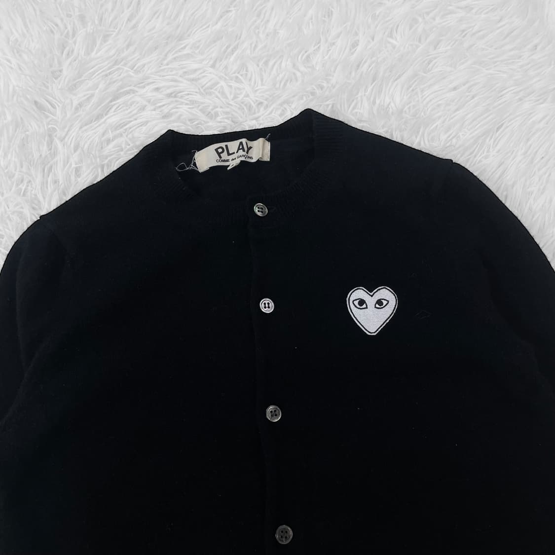 꼼데가르송 화이트 하트 와펜 라운드 가디건 블랙 상품이미지3
