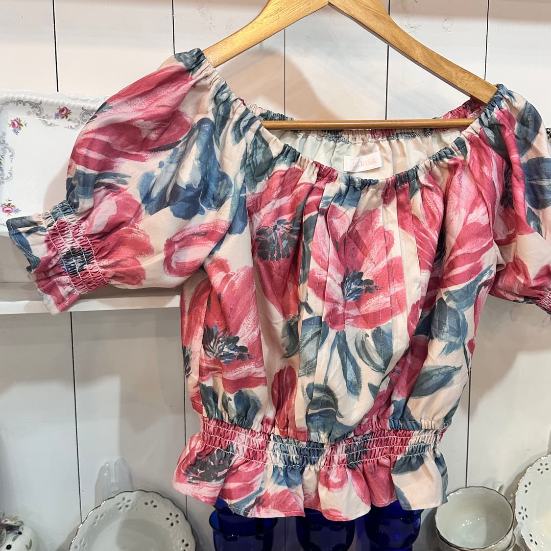 Liz Lisa(리즈리사) 수채화 플라워 오프숄더 스모크 크롭 블라우스 상품이미지4