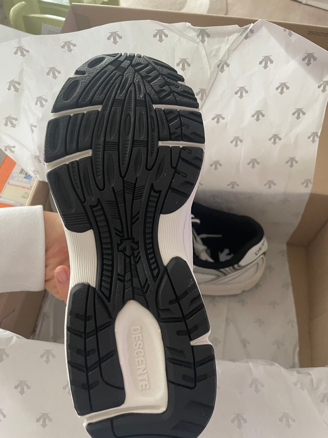 데상트 디마라톤 블랙화이트 운동화 255mm 새상품 상품이미지7