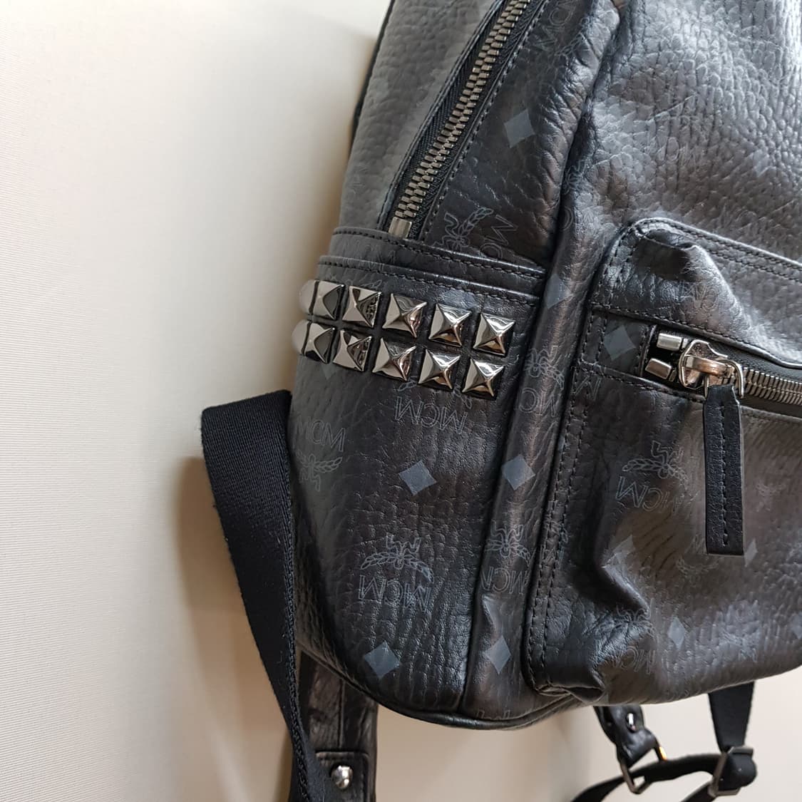 MCM 비세토스 미니 레더 스터드 백팩 상품이미지4