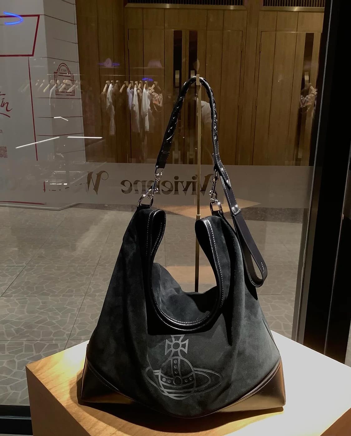 비비안웨스트우드 블랙 토트 호보백 상품이미지4