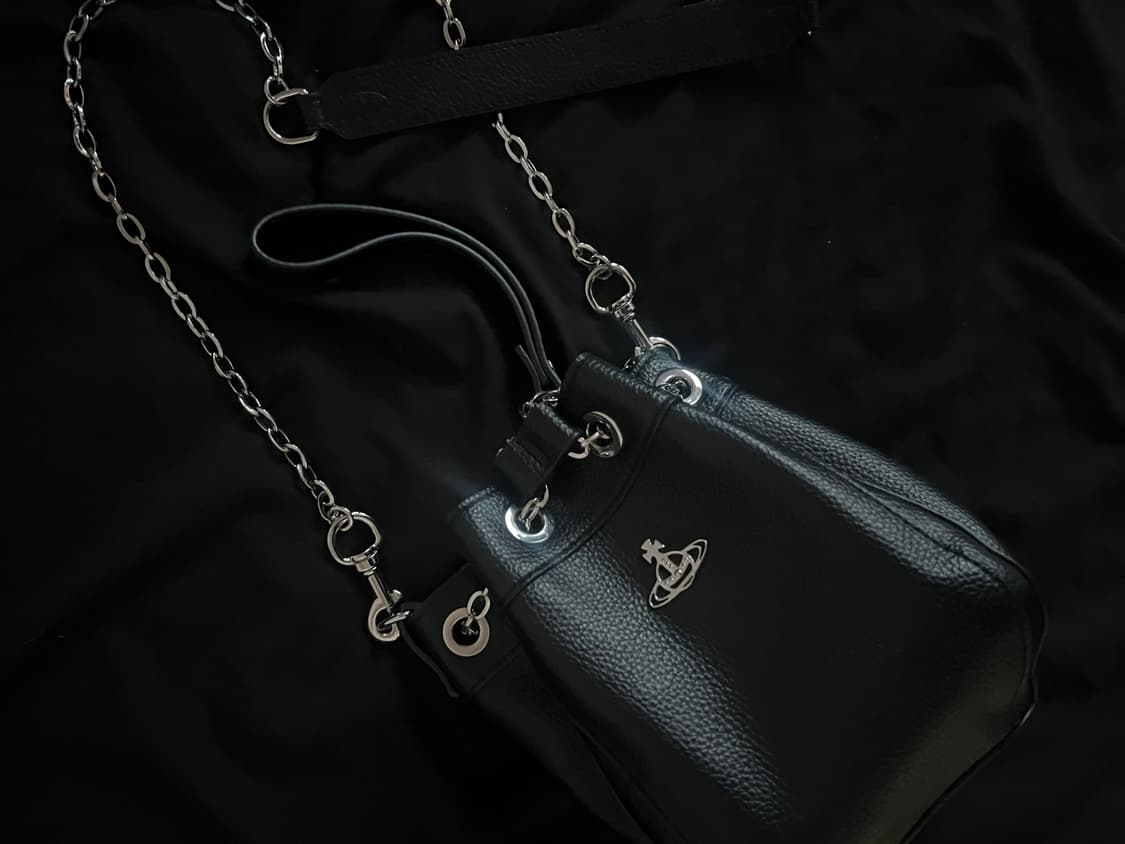 비비안웨스트우드 크리시 버킷백 블랙 상품이미지2