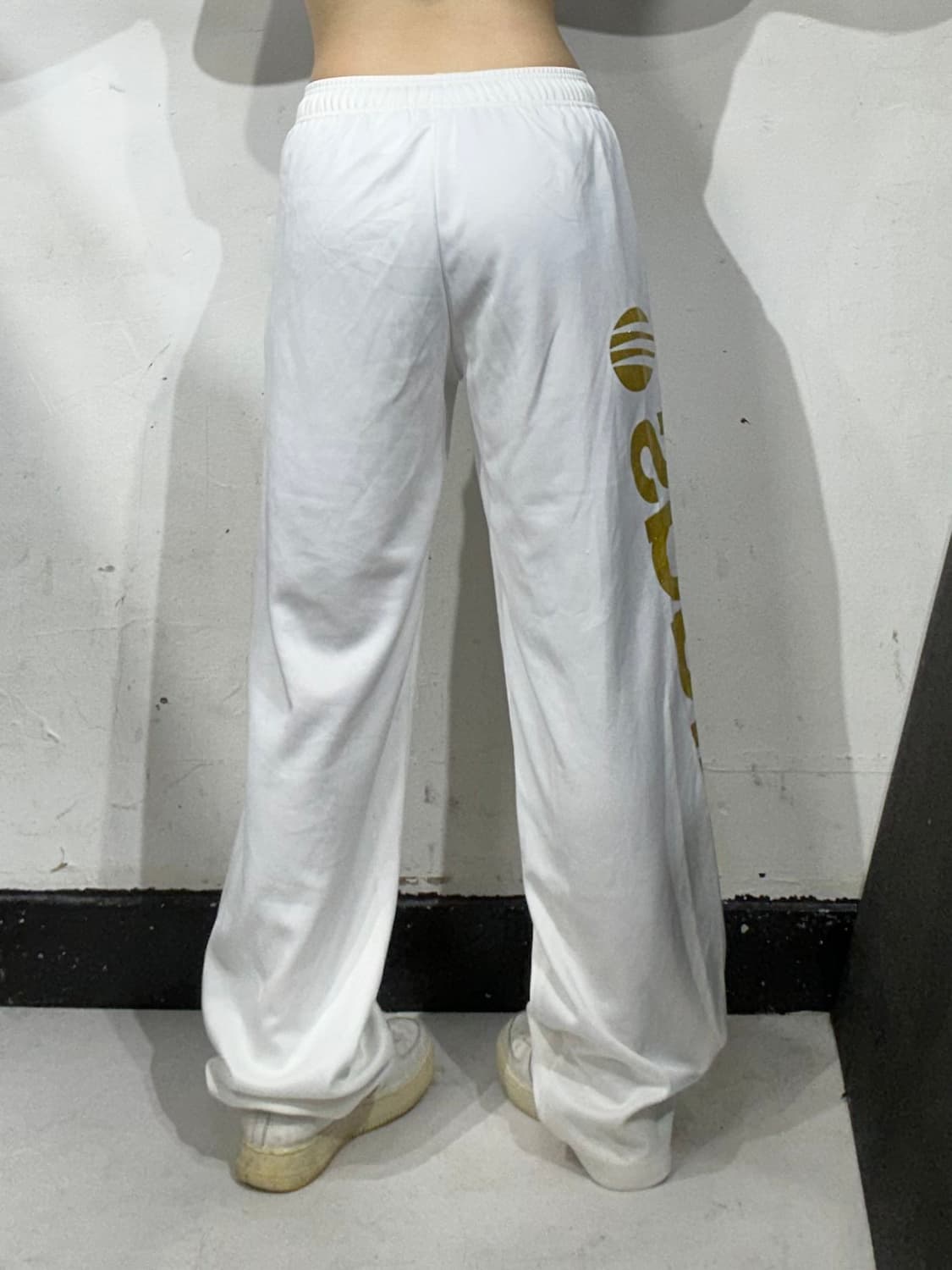 아디다스 화이트 골드 스펠아웃 와이드 트레이닝 팬츠 추리닝 바지 S 상품이미지3
