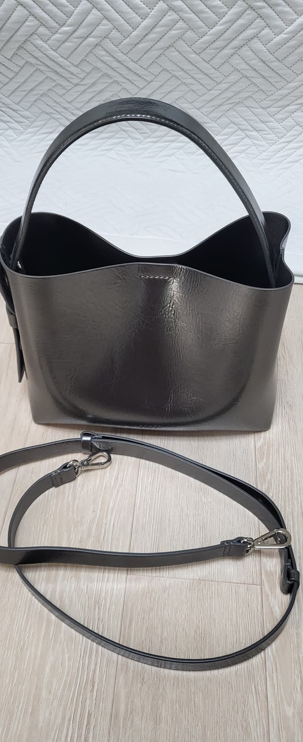 (중고)아르켓 레더 크로스바디 백 실버 메탈릭 상품이미지2