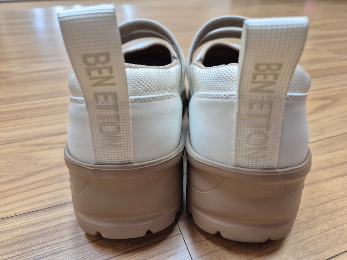 베네통 아이보리 색상 메리제인 단화 240mm입니다. 캐주얼한 디자인이라 상품이미지6