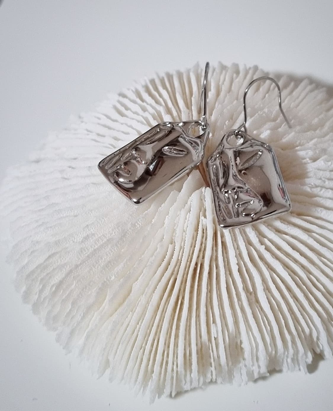 핸드메이드) 새상품 은침 페이스조각 귀걸이 상품이미지1