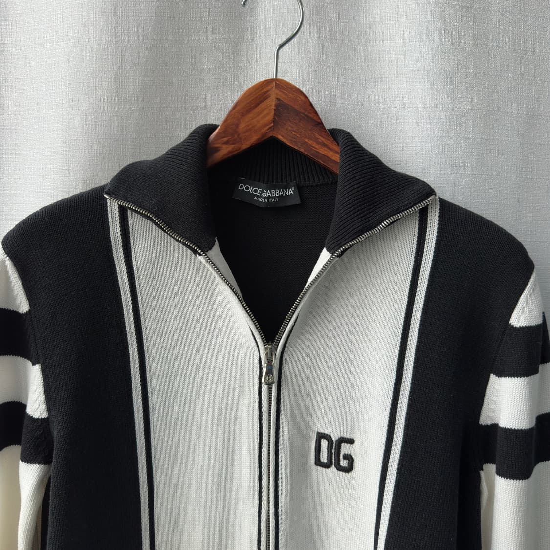 돌체앤가바나 로고 자수 니트 집업 가디건 블랙 화이트 95 상품이미지4