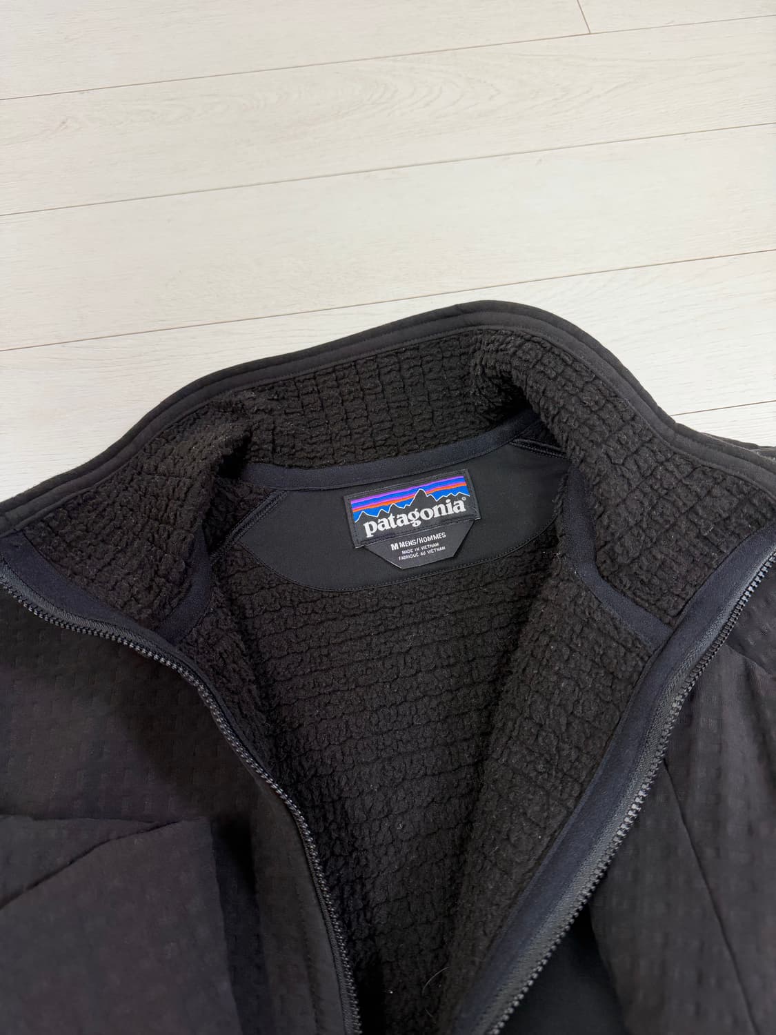 파타고니아 R2  자켓 블랙 M 사이즈  사진찍고 절대 안입습니다  상태 상품이미지3
