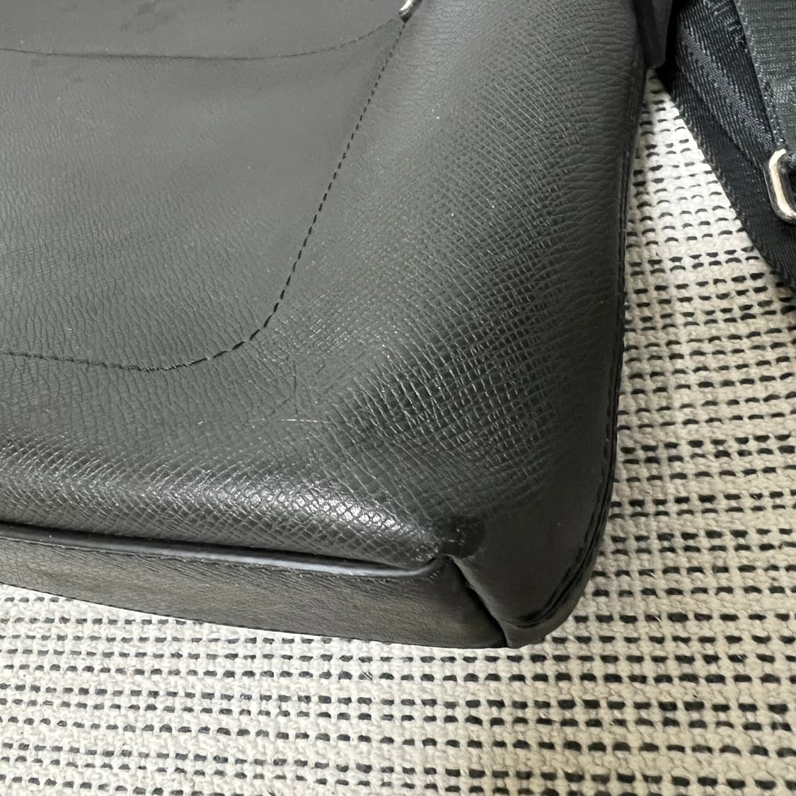 루이비통 타이가 그리고리 메신저백 크로스백 상품이미지4