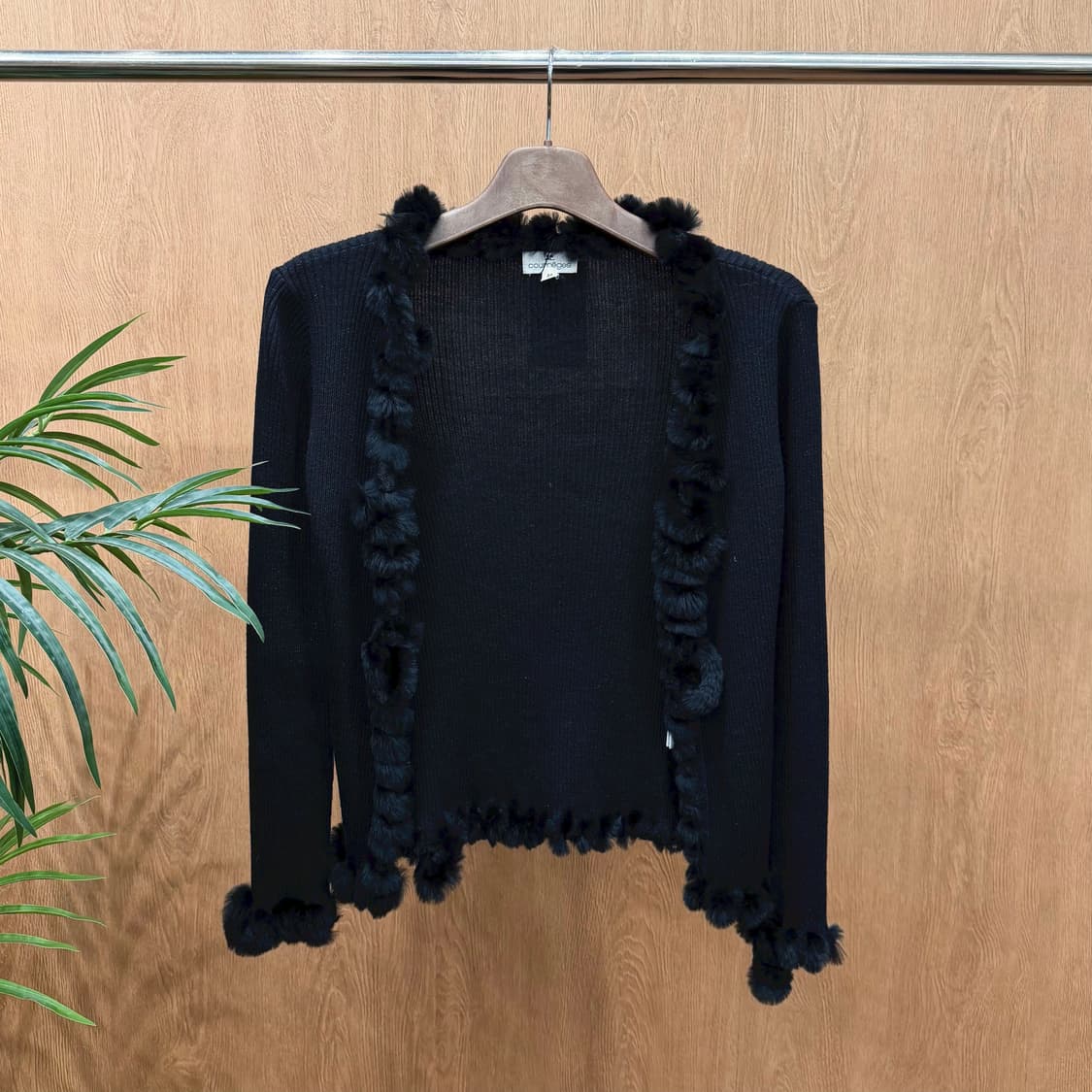 꾸레쥬 골지 니트 오픈 가디건 퍼 트리밍 디테일 레귤러핏 블랙 상품이미지1