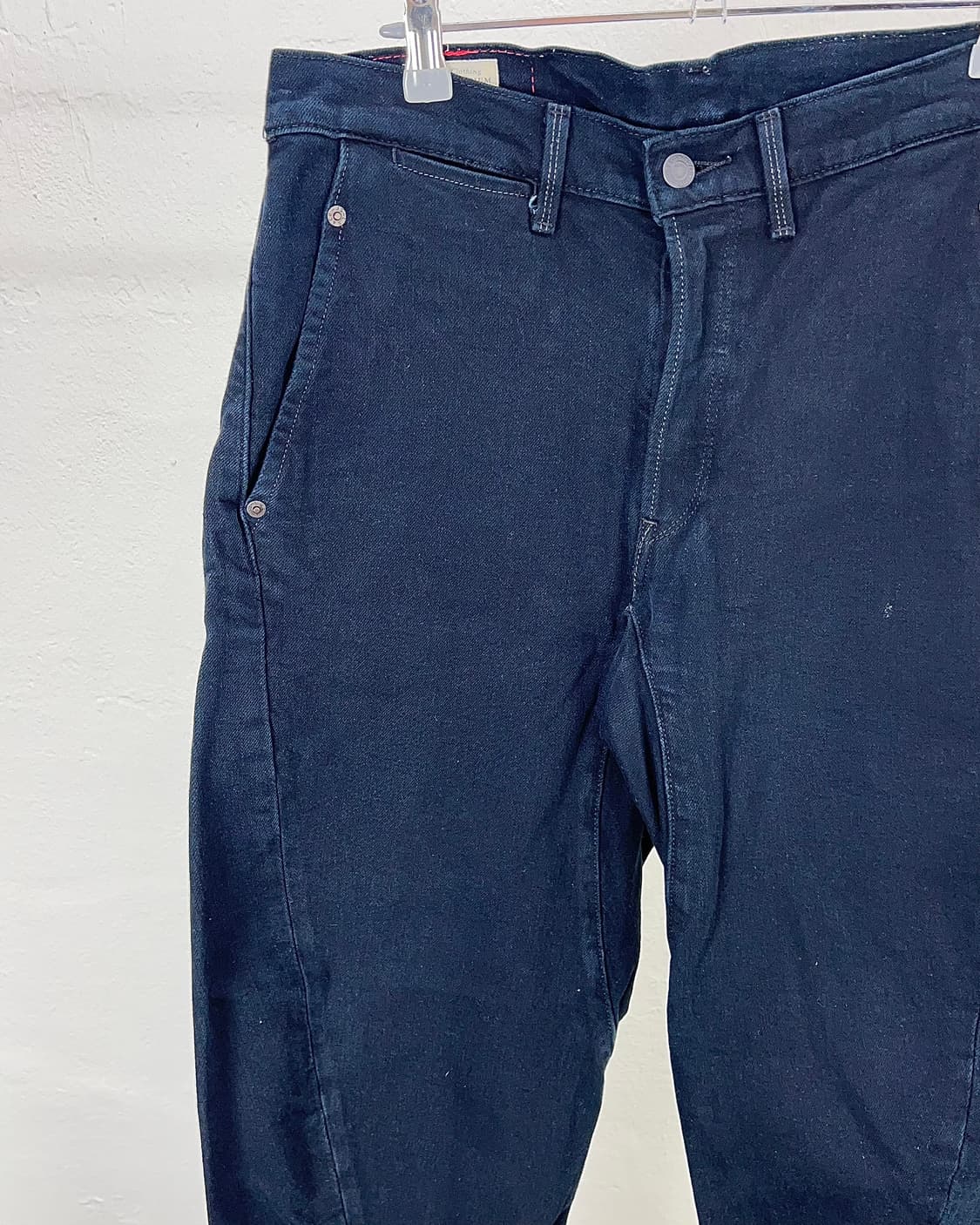 리바이스 엔지니어드 570 버튼 플라이 블랭크 탭 코튼 팬츠 상품이미지3