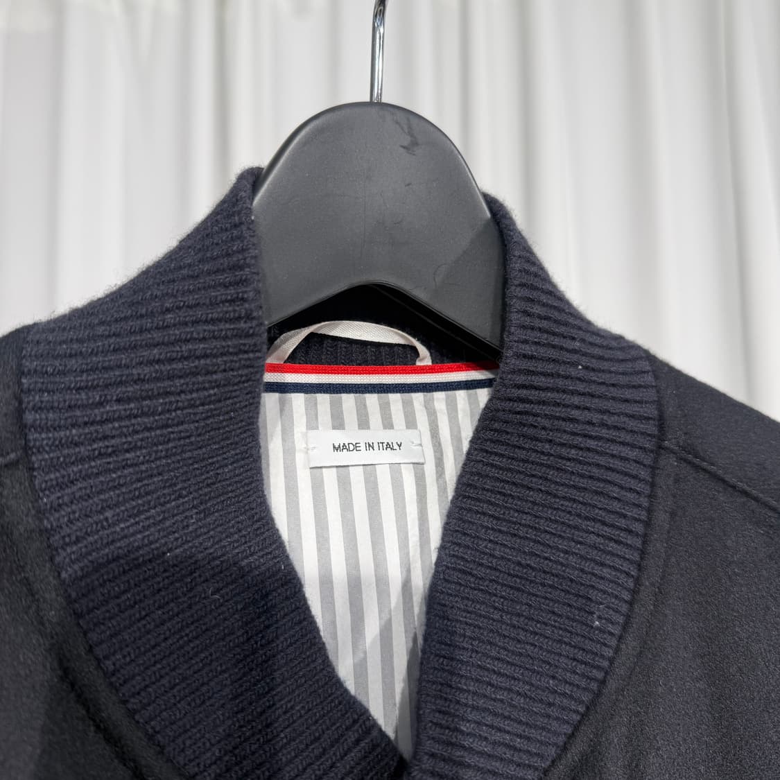 [2] 톰브라운 캐시미어 금장 단추 조끼 패딩 상품이미지3