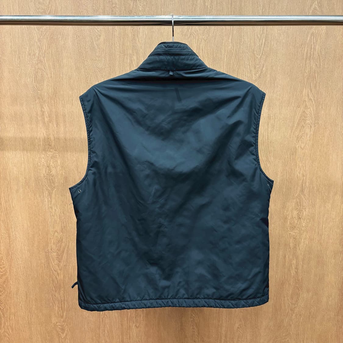 버버리 하이넥 경량 패딩 베스트 드로우 스트링 디테일 레귤러핏 블랙 상품이미지3