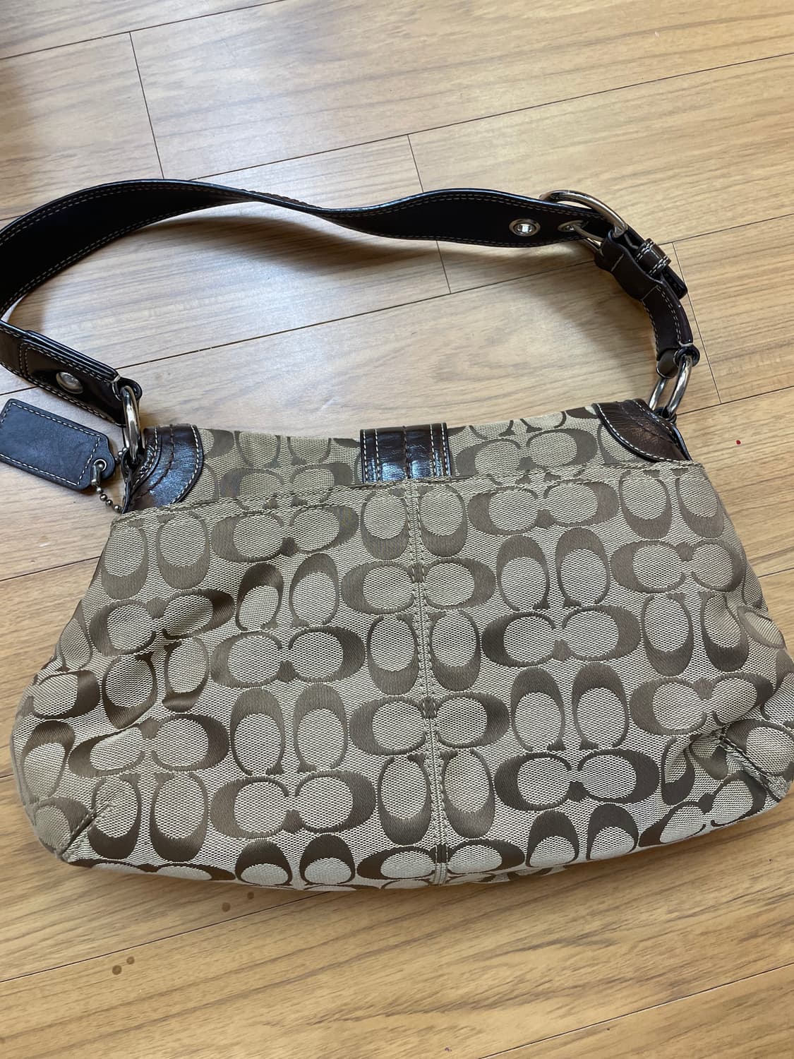 코치 시그니처 숄더백 판매합니다. 브라운 색상에 코치 시그니처 패턴이 고 상품이미지2