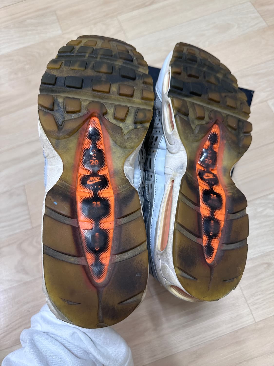 [290] 나이키 x 킴존스 에어맥스 95 토탈오렌지 상품이미지6