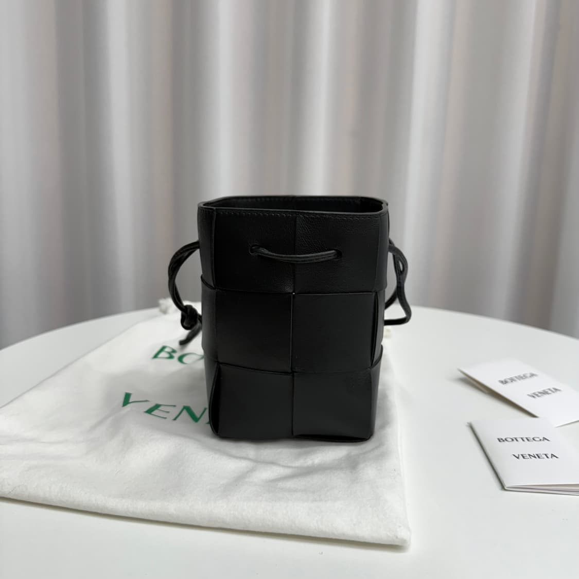 [정품] 보테가베네타 미니 카세트 버킷백 블랙 상품이미지5