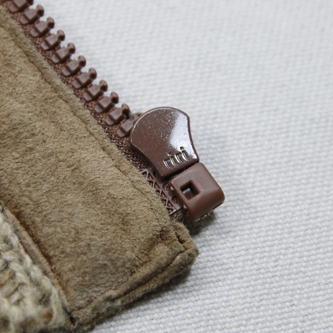 (착용컷) DIPLODOCUS 스웨이드 니트 자켓 (남성용 100) 상품이미지9