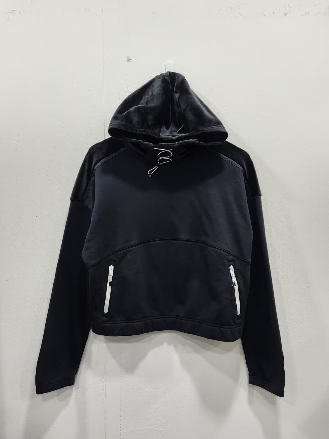 언더아머 세미 크롭 벨벳 후드티 여성 100사이즈 (안감기모) 상품이미지1