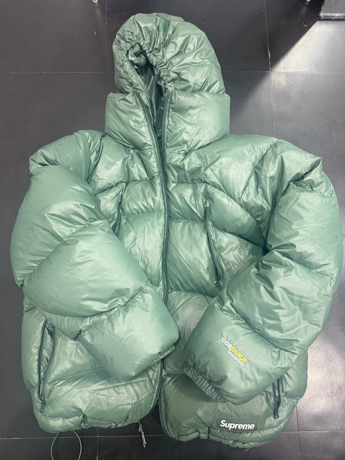 슈프림 패딩 상품이미지1
