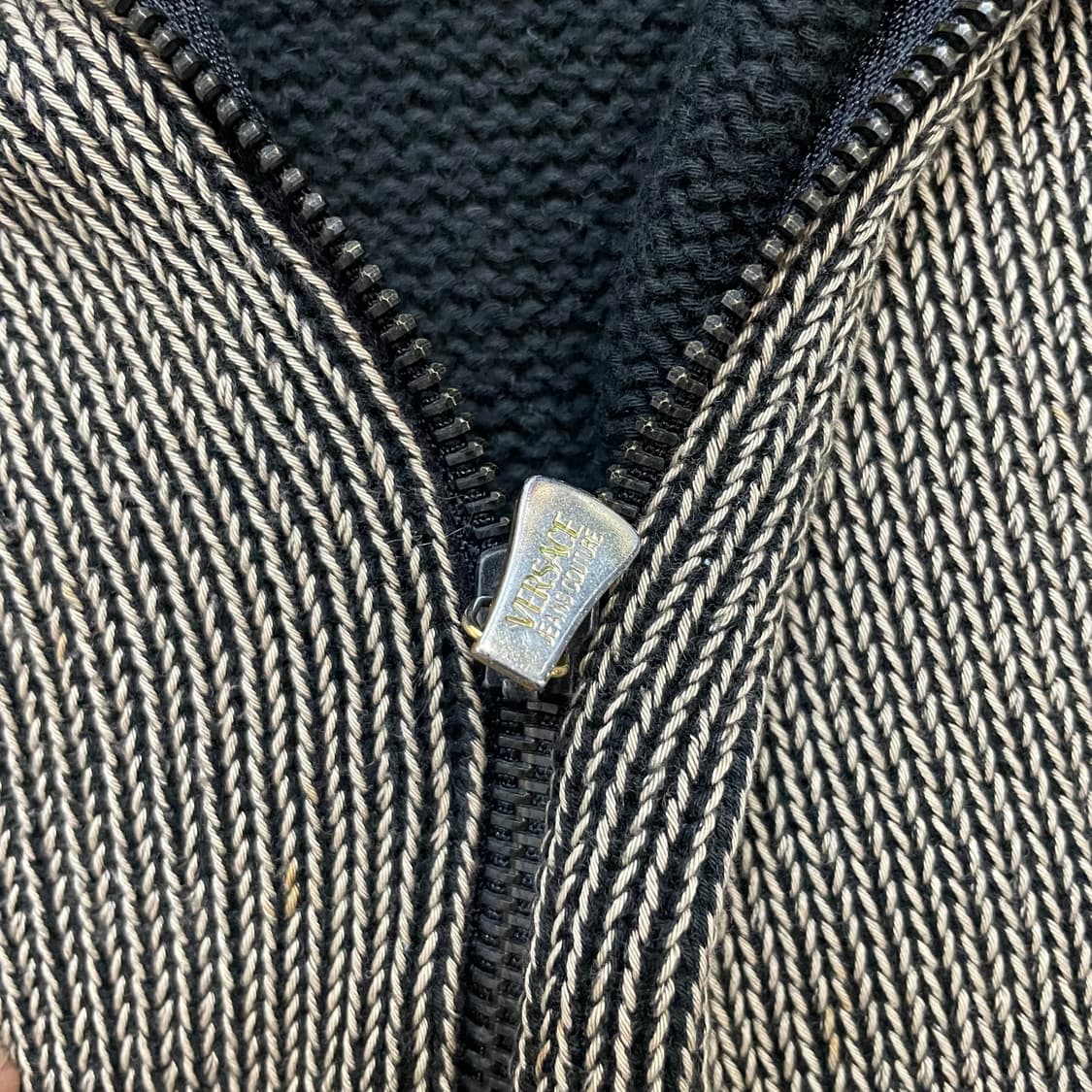 베르사체 진스 꾸띄르 가먼트다이드 니트 집업 상품이미지5