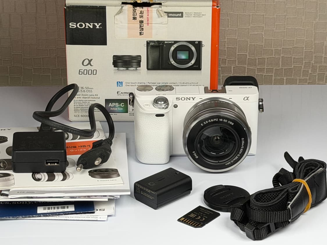 소니 A6000 화이트 미러리스 카메라 상품이미지1