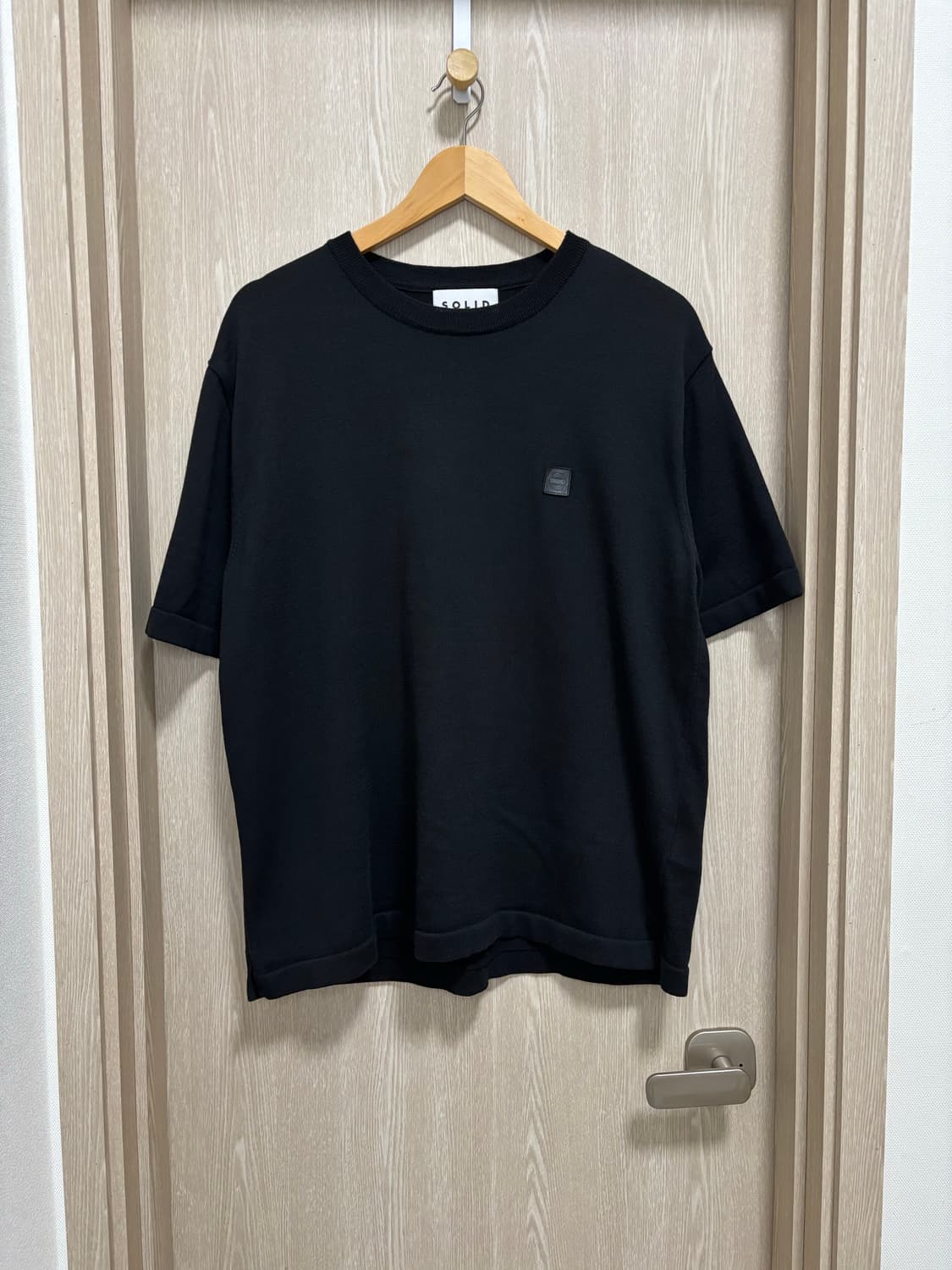 23SS)솔리드옴므 세미오버핏 백로고 반팔니트46/블랙 상품이미지2