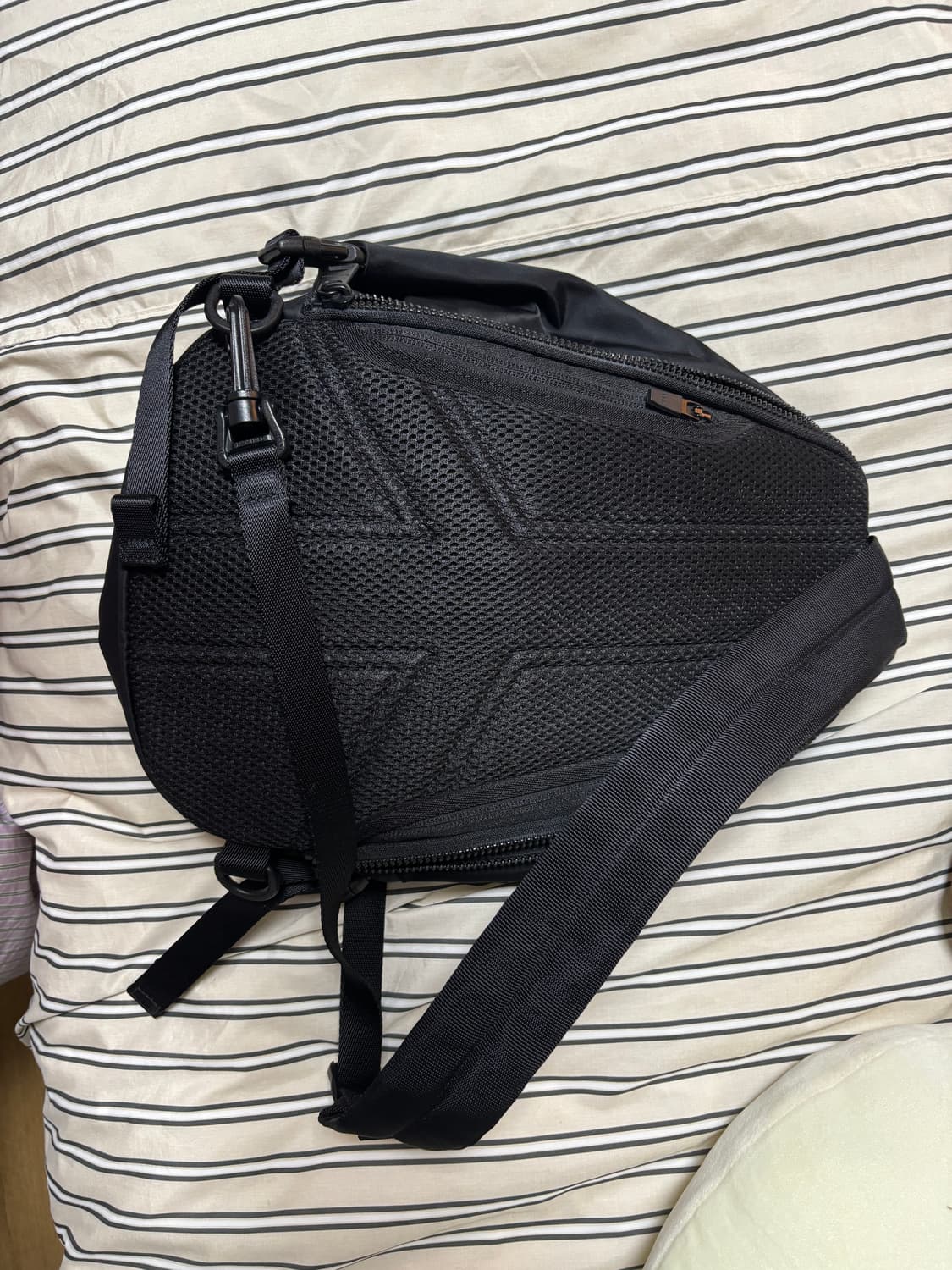 오니츠카타이거 블랙 힙색 상품이미지3