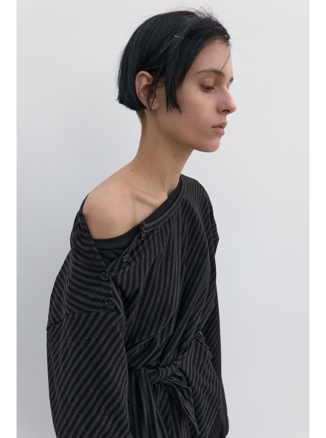 낫띵에브리띵 DIAGONAL STRIPE DETAIL TOP 상품이미지1
