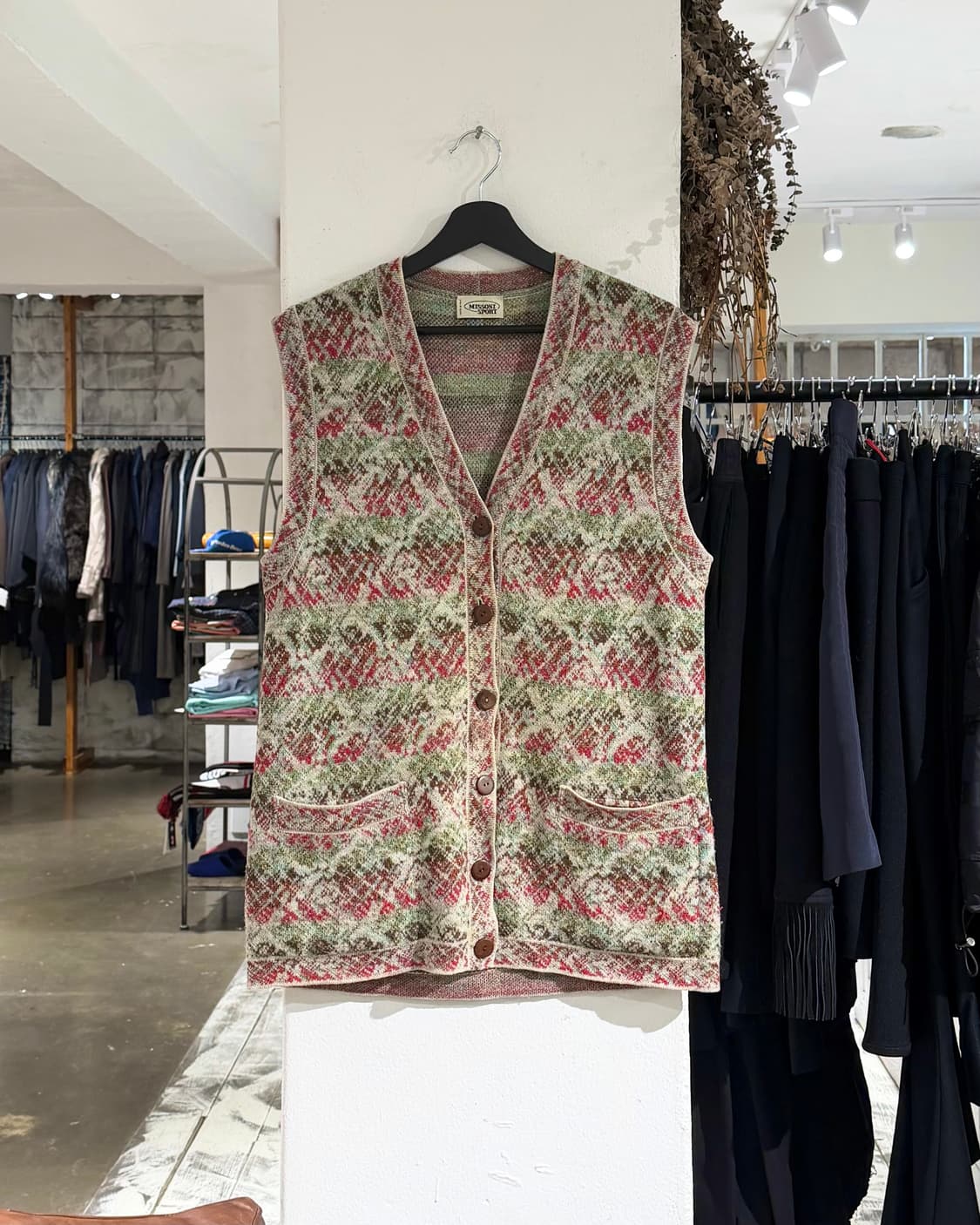 미쏘니 스포츠 그린 레드 배색 페턴 브이넥 니트 베스트 상품이미지1