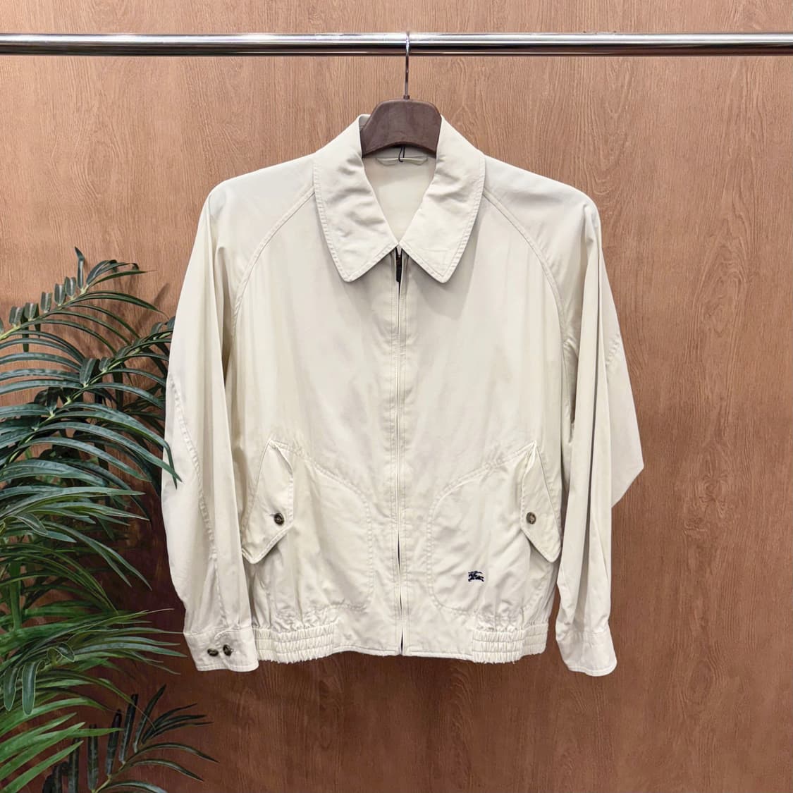 버버리 카라넥 블루종 자켓 플랩 포켓 밑단 밴딩 디테일 베이지 상품이미지1