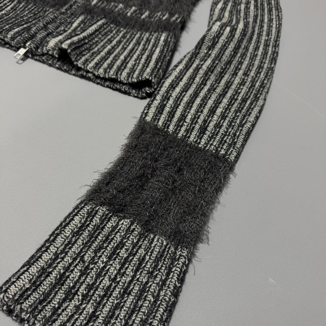 SLY JAPAN 차콜컬러 플레이트 로고 아크릴 립드 샤기 니트 집업 상품이미지7