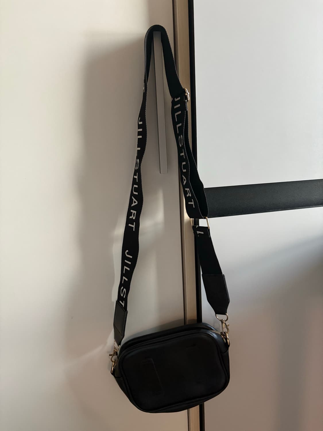 질스튜어트 블랙 미니 크로스백 / 로고 스트랩 상품이미지3
